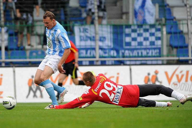 1.Gambrinus liga, FK Mladá Boleslav vs 1.FC Slovácko. Jakub Řezníček z FK Mladá Boleslav ve své šanci,kterou likviduje brankář Miroslav Filípko z 1.FC Slovácko.