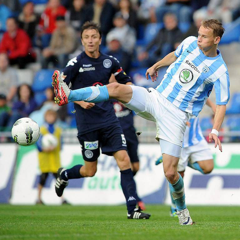 1.Gambrinus liga, FK Mladá Boleslav vs 1.FC Slovácko. Jan Chramosta (vpravo) z FK Mladá Boleslav a Michal Kordula z 1.FC Slovácko