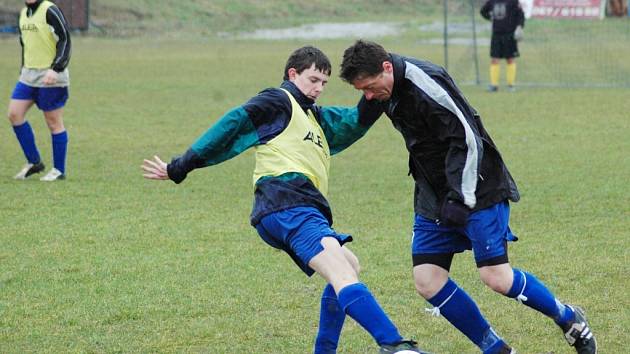 Jedním z odložených zápasů bylo i derby Polešovice – Nedakonice, místo kterého si domácí alespoň zatrénovali. Na snímku Pavel Kunt (vpravo) obchází jednoho ze svých spoluhráčů.