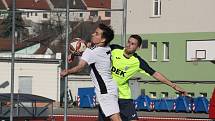 Fotbalisté Hluku (fosforové dresy) v dohrávce 10. kola krajské I. A třídy skupiny B deklasovali Bojkovice 8:1.