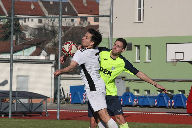 Fotbalisté Hluku (fosforové dresy) v dohrávce 10. kola krajské I. A třídy skupiny B deklasovali Bojkovice 8:1.