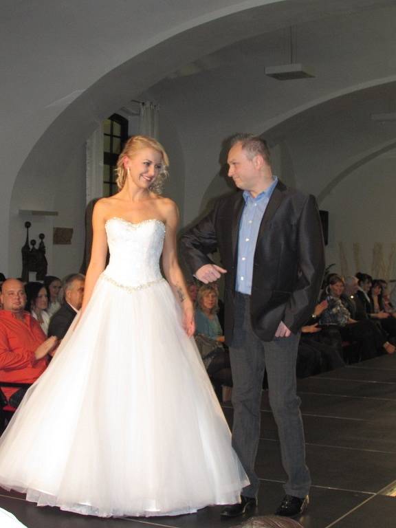Svatební šaty i místní kroje předvedla módní přehlídka uherskohradišťské Diakonie ČCE. 