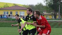 Fotbalisté Jalubí (žlutočerné dresy) v semifinále Poháru OFS Jarošovský pivovar zdolali Nedakonice 3:0.