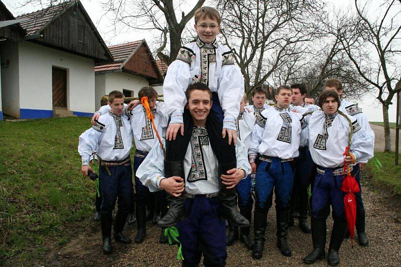 Svého krále Romana Hruboše si členové jeho družiny užili také o velikonočním pondělí.