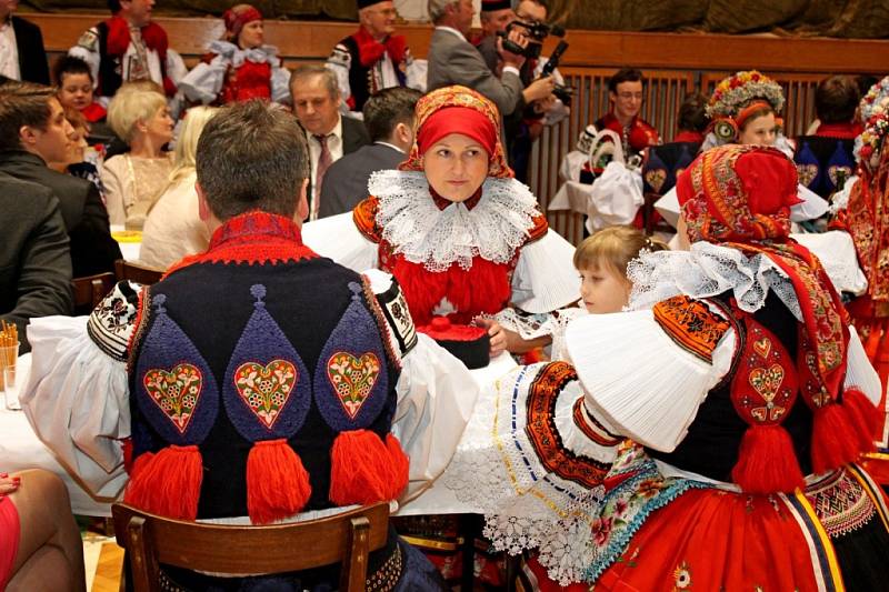 Tuzemským folklorním fenoménem je ve Vlčnově krojový ples s představením krále a jeho družiny.