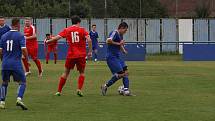 Fotbalisté Kunovic (modré dresy) ve 3. kole krajské I. A třídy skupiny B podlehli Újezdci 1:4.