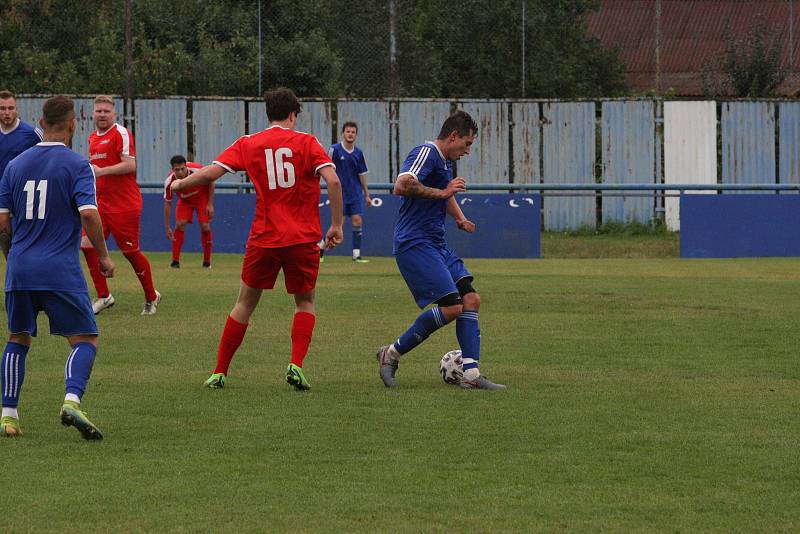 Fotbalisté Kunovic (modré dresy) ve 3. kole krajské I. A třídy skupiny B podlehli Újezdci 1:4.