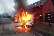 Scéna jako z akčního filmu - Renault Trafic zachvátily divoké plameny.