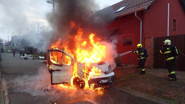 Scéna jako z akčního filmu - Renault Trafic zachvátily divoké plameny.