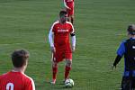 Fotbalisté vedoucích Osvětiman (červené dresy) v 18. kole krajské I. A třídy skupiny B porazili Šumice 2:0.