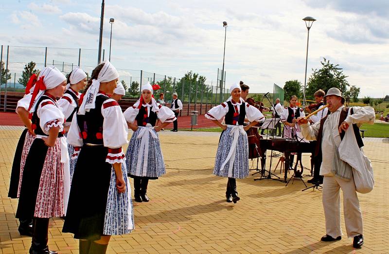 Multifunkční zařízení v areálu školního hřiště v Polešovicích se o třetí srpnové sobotě stalo dějištěm Vinařských slavností a 12. ročníku soutěže a výstavy vín TOP Víno Slovácka 2019.