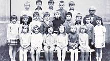 III. třída dolněmčanské základní školy v roce 1974.