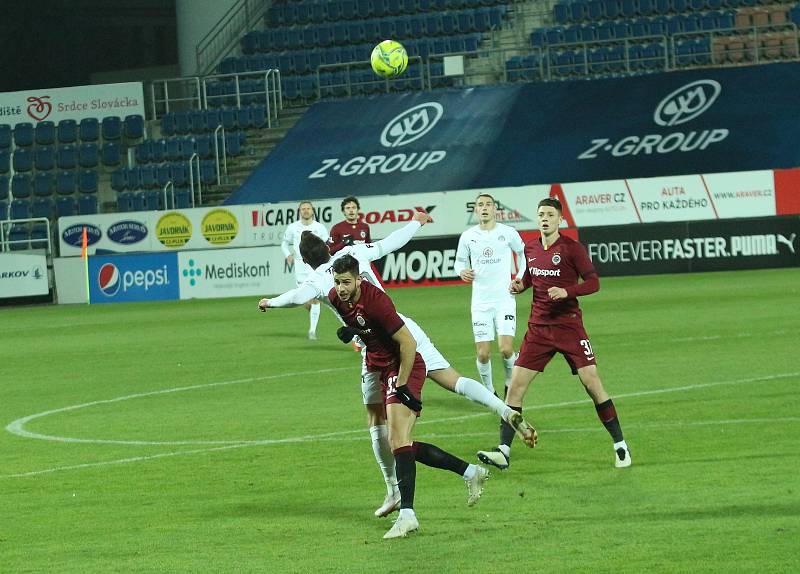 Fotbalisté Slovácka (v bílých dresech) v 11. kole FORTUNA:LIGY proti pražské Spartě