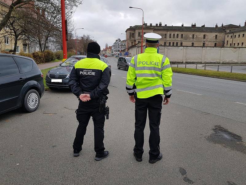 Kvůli jízdě na červenou číhali policisté na křižovatkách v centru Hradiště