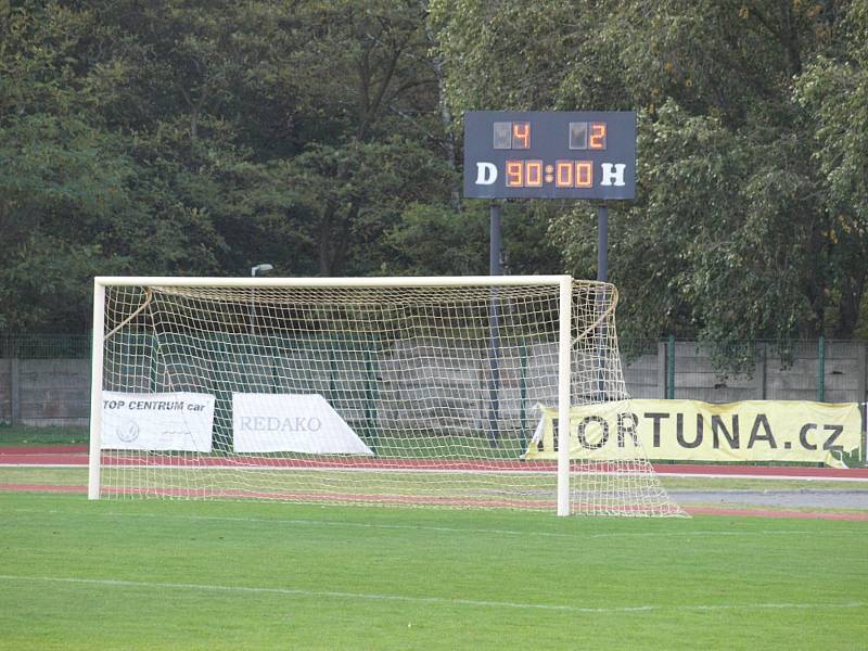 Fotbalisté Uherského Brodu (v červených dresech) proti Hodonínu