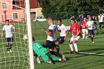 Derby fotbalistů Uherského Brodu (červené dresy) s béčkem Slovácka