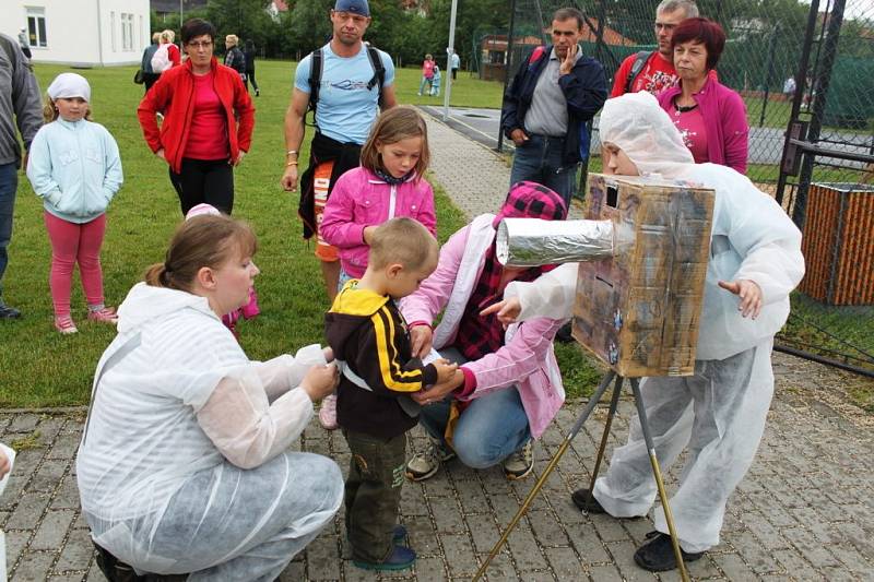 Než děti začaly putovat po planetách, musely se nechat u fotografa zvěčnit.