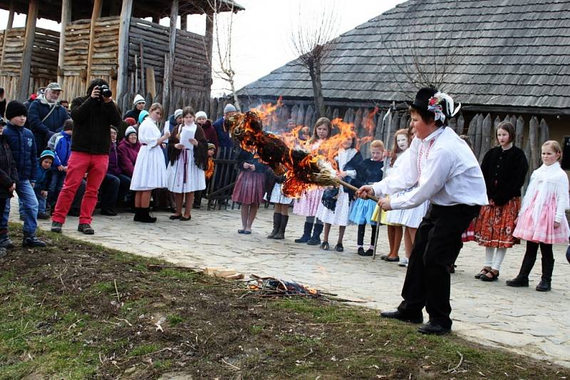 S MAŘENOU. Skauti z Modré se loučili se zimou a vítali jaro. 