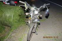 Motocyklistu sestřelil balík sena padající z valníku
