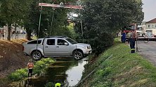 Osobní auto sjelo v Bojkovicích do řeky