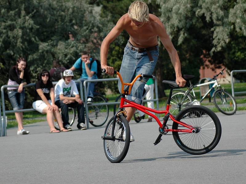Balet na kolech, tak by se dalo nazvat počínání účastníků závodu v uherskohradišťském skateparku.