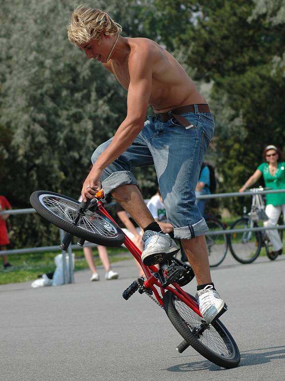 Balet na kolech, tak by se dalo nazvat počínání účastníků závodu v uherskohradišťském skateparku.