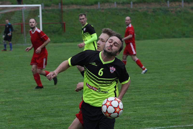 Fotbalisté Jalubí (žlutočerné dresy) v semifinále Poháru OFS Jarošovský pivovar zdolali Nedakonice 3:0.