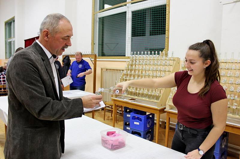 Aroma bezmála pěti stovek ovocných pálenek provonělo v sobotu kulturní dům v Nedakonicích.