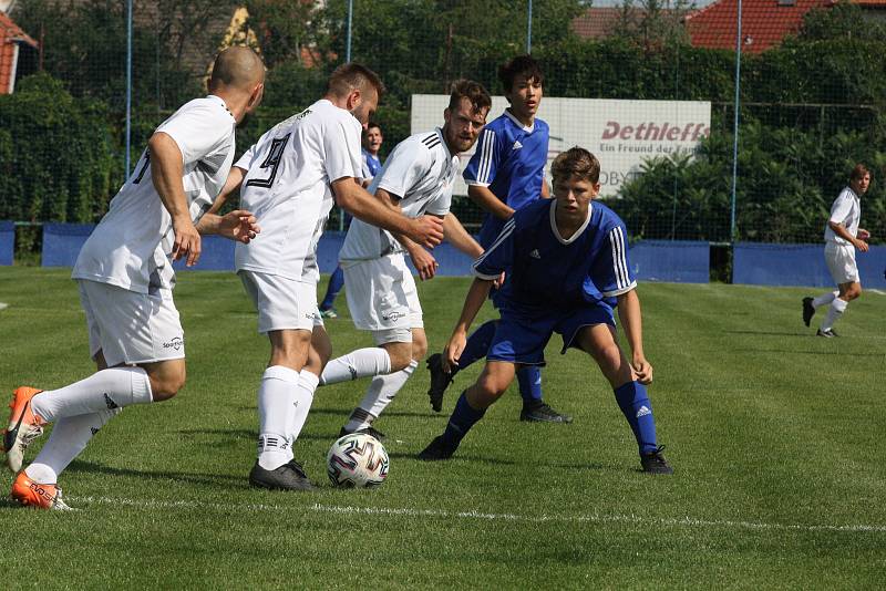 Fotbalisté Kunovic (modré dresy) prohráli v prvním zápase nové sezony doma s Těšnovicemi 0:3.