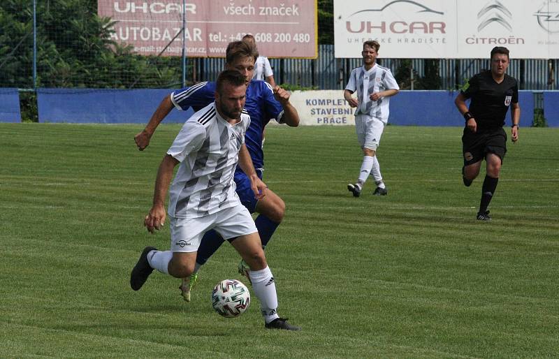 Fotbalisté Kunovic (modré dresy) prohráli v prvním zápase nové sezony doma s Těšnovicemi 0:3.