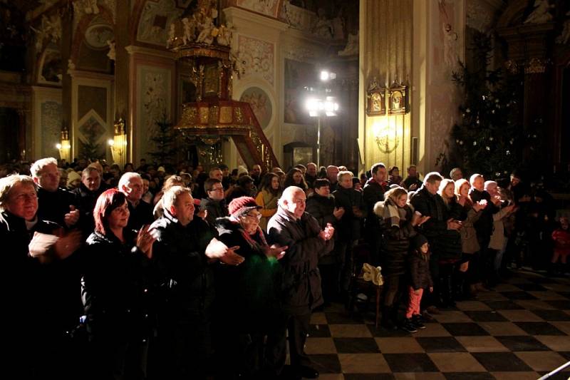 Nejen veteránům přišel písničkou a tancem povinšovat VUS Ondráš. 