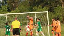 Fotbalisté Ostrožské Lhoty (oranžové dresy) v derby podlehli Ostrožské Nové Vsi 0:2.