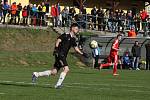 Fotbalisté vedoucích Osvětiman (červené dresy) v 18. kole krajské I. A třídy skupiny B porazili Šumice 2:0.