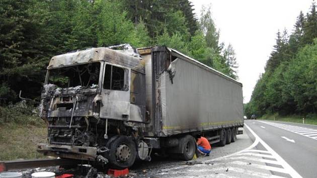 Požár kamionu na parkovišti u motorestu Rasová.