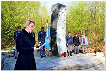Jednu z největších tragédií II. světové války na Uherskohradišťsku si v pátečním podvečeru (29. dubna) připomenuli účastníci pietního aktu u památníku padlých ve Vápenicích za vesnicí Salaš.