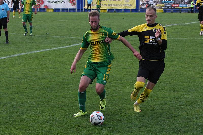 Fotbalisté Strání (černožluté dresy) v sobotním domácím hodovém duelu přehráli Napajedla 3:0.