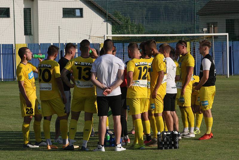 Fotbalisté divizního Strání (žluté barvy) v pátečním přípravném zápase deklasovali Boršice 8:0.