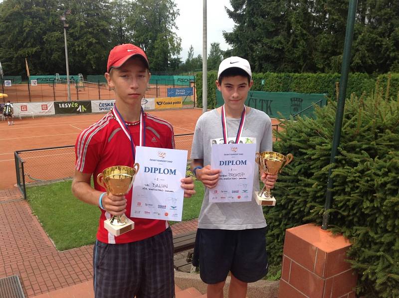 Po velkém úspěchu se mladý tenista Jiří Balun (vlevo) mohl pochlubit pohárem a diplomem.