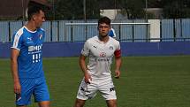 Fotbalisté Slovácka B (bílé dresy) v páteční předehrávce 32. kola MSFL remizovali na hřišti v Kunovicích s juniorkou Ostravy 2:2.