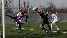 Fotbalisté Slovácka B (modré dresy) ve 20. kole MSFL přehrály Frýdek-Místek 5:1.