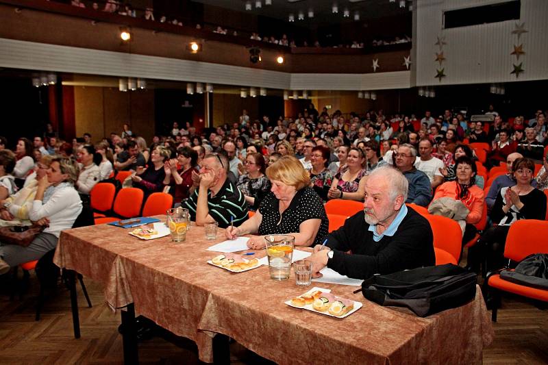 Třináct dětských folklorních souborů roztleskalo čtyři stovky diváků.