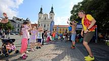 Magic festival 2018 v Uherském Hradišti. Kouzelné náměstí na Masarykově náměstí. Kouzelník Mišuge a Maxi  (vlevo)