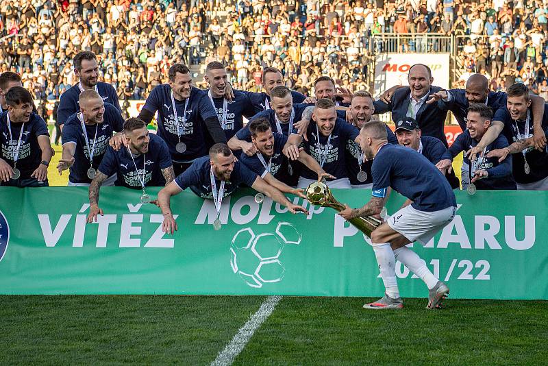 Finále českého fotbalového poháru MOL Cupu: 1. FC Slovácko - Sparta Praha, 18. května 2022 v Uherském Hradišti. Fotbalisté Slovácka slaví první velkou trofej.