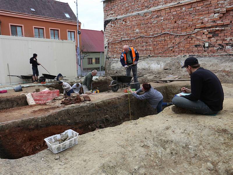 Archeologové odhalili v Uherském Brodě několik středověkých sklepů, jeden z nich pohřbil požár
