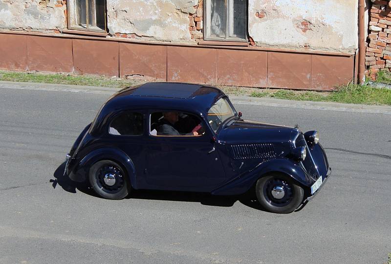 Slunečné počasí přálo v neděli cílové jízdě členů Slováckého Veteran Car Clubu Uherské Hradiště.