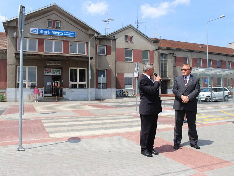 Novému prostranství před vlakovým nádražím ve Starém Městě požehnal staroměstský farář Miroslav Suchomel.