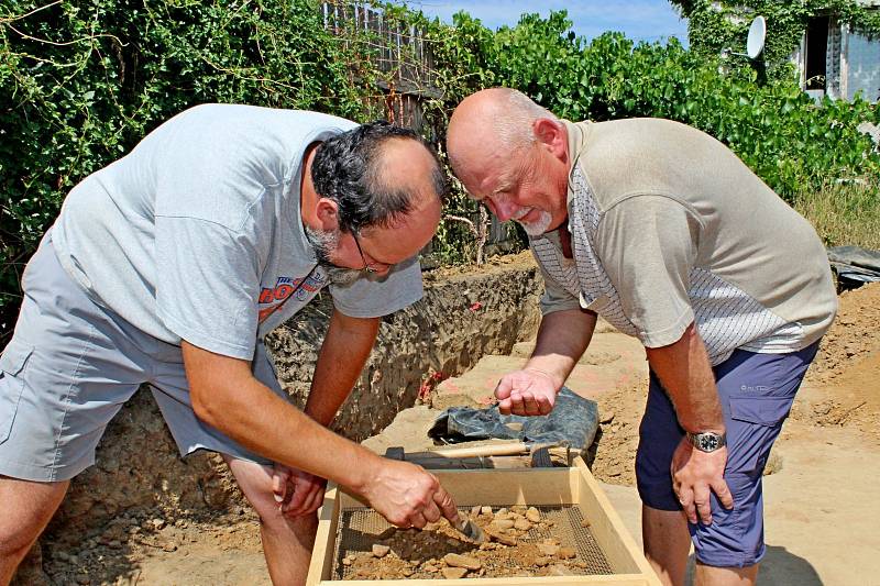 V závěru výzkumu Na Valách objevili archeologové unikátní hrob vysoce postaveného jedince, žijícího kolem poloviny 9. století.