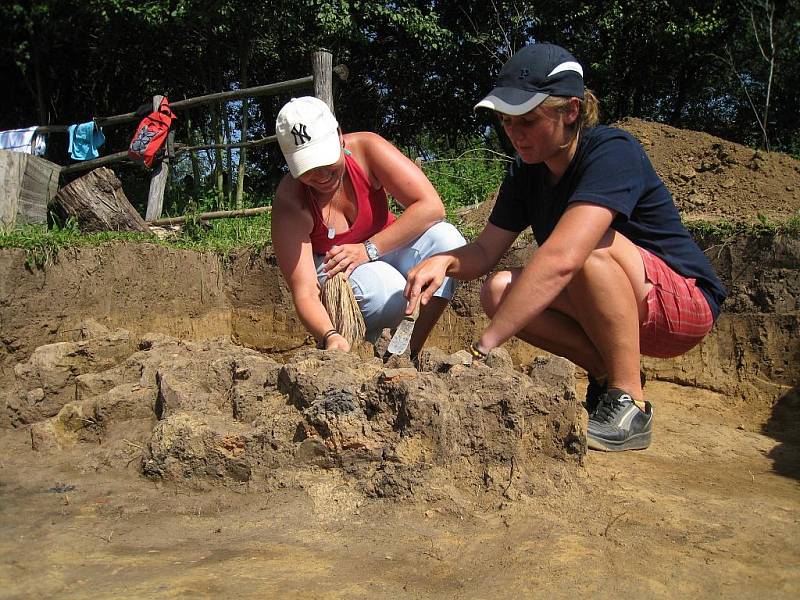 Objev se podařil brigádníkům při archeologickém výzkumu na Modré.