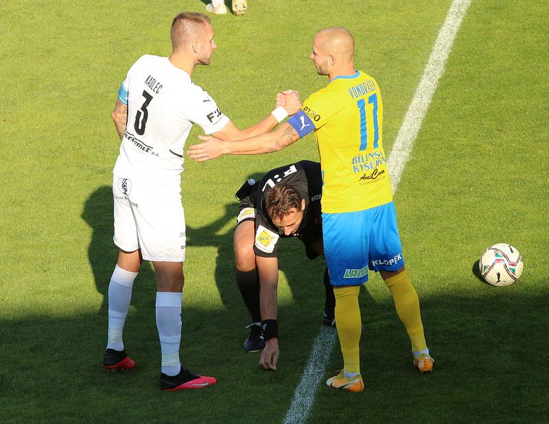 Fotbalisté Slovácko (v bílých dresech) v sobotním odpoledním zápase porazili Teplice 3:2.