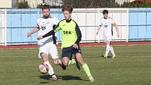 Fotbalisté Hluku (fosforové dresy) v dohrávce 10. kola krajské I. A třídy skupiny B deklasovali Bojkovice 8:1.